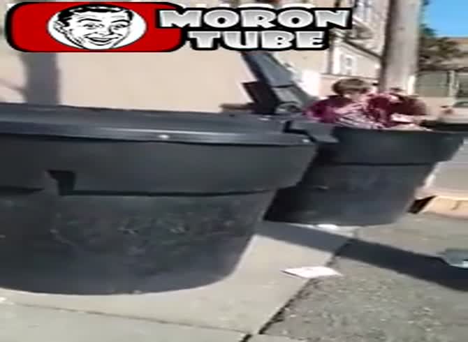 Video :A Californian finds a drug addict in the trash can